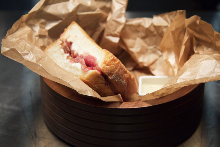 Крафтовый сендвич из ресторана «Фаренгейт», 390 р. – одно из свидетельств хипстерского перелома в ресторанной индустрии города