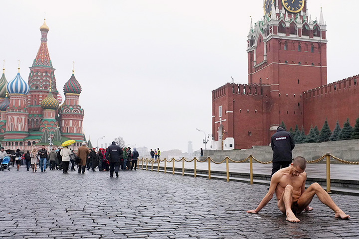 Еще до своей знаменитой «Фиксации» Петр Павленский ­экспериментировал со своим телом — зашивал рот и обертывался колючей ­проволокой