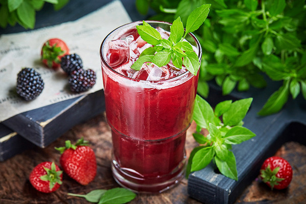 лимонад «Ягодный» из пюре черной смородины, клубники и ежевики (350 р.) 