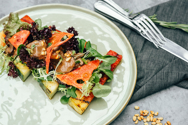 салат с арбузом и куриной печенью (480 р.)