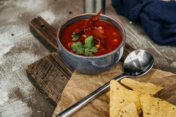 острый мексиканский суп с фасолью и пармой (350 р.)