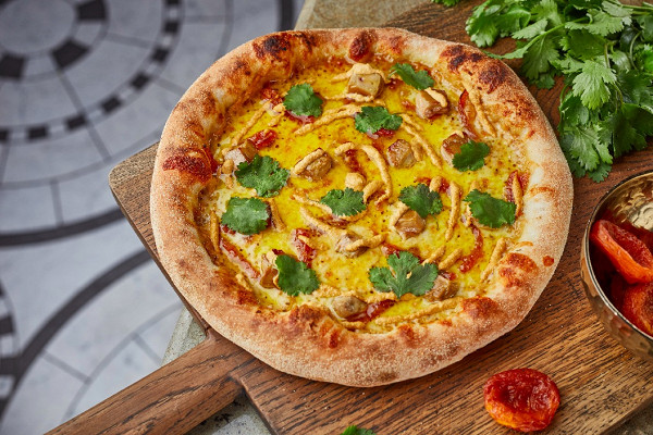 пицца с фуа-гра, курагой, соусом сацебели и кинзой (620 р.)