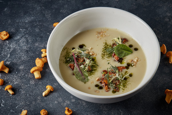 крем-суп из топинамбура с лисичками и рикоттой (450 р.)
