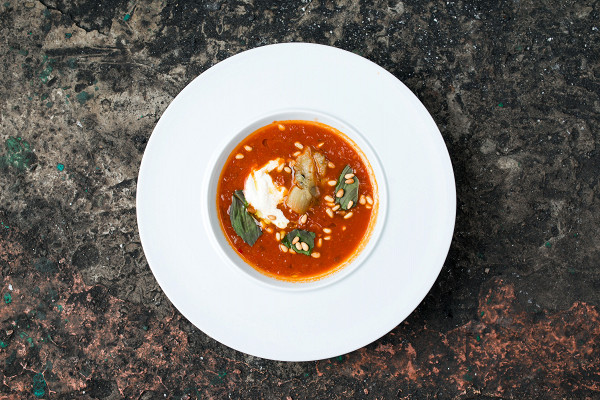 томатный суп с бураттой (670 р.)