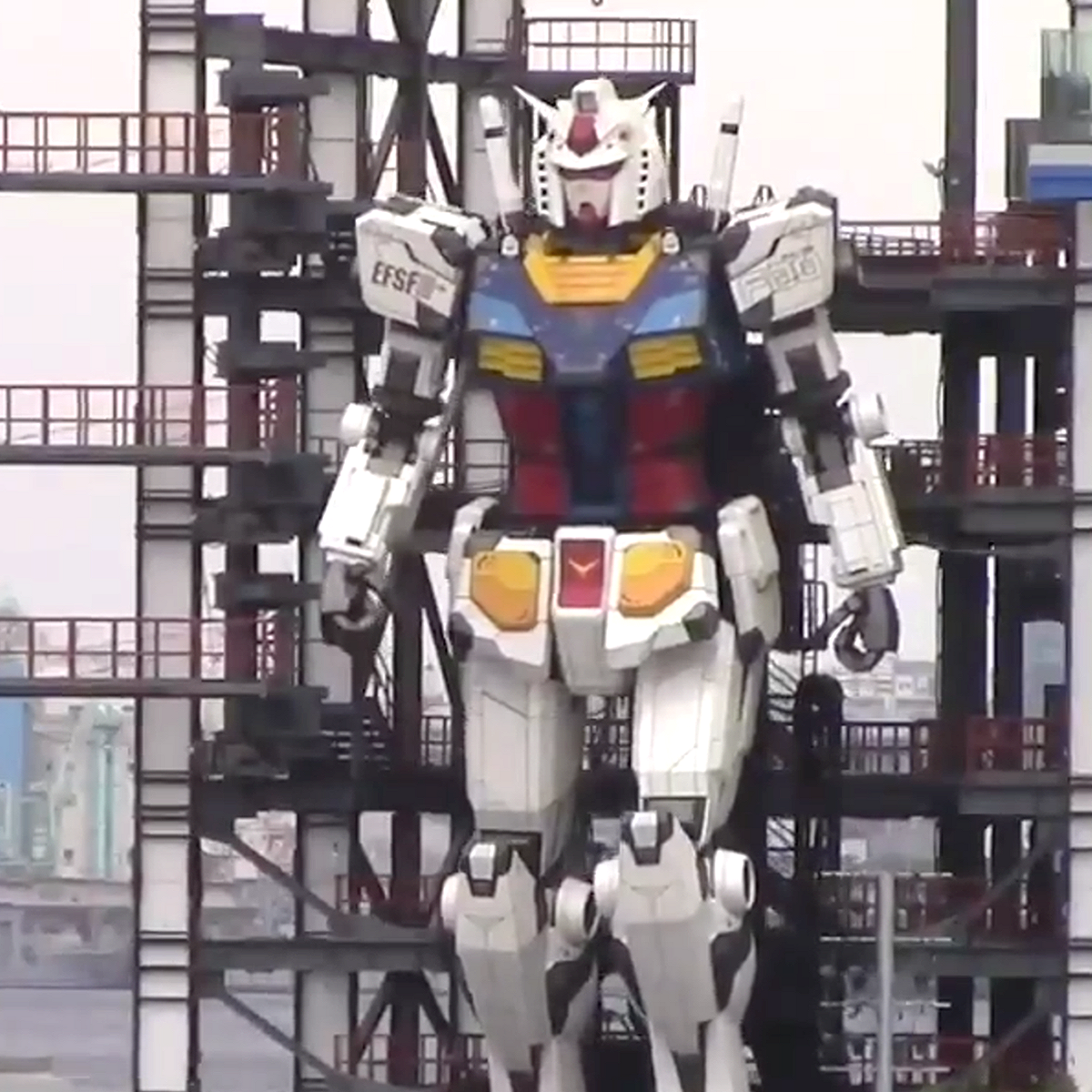 Аниме в полный рост: в японском городе ходит гигантский робот
