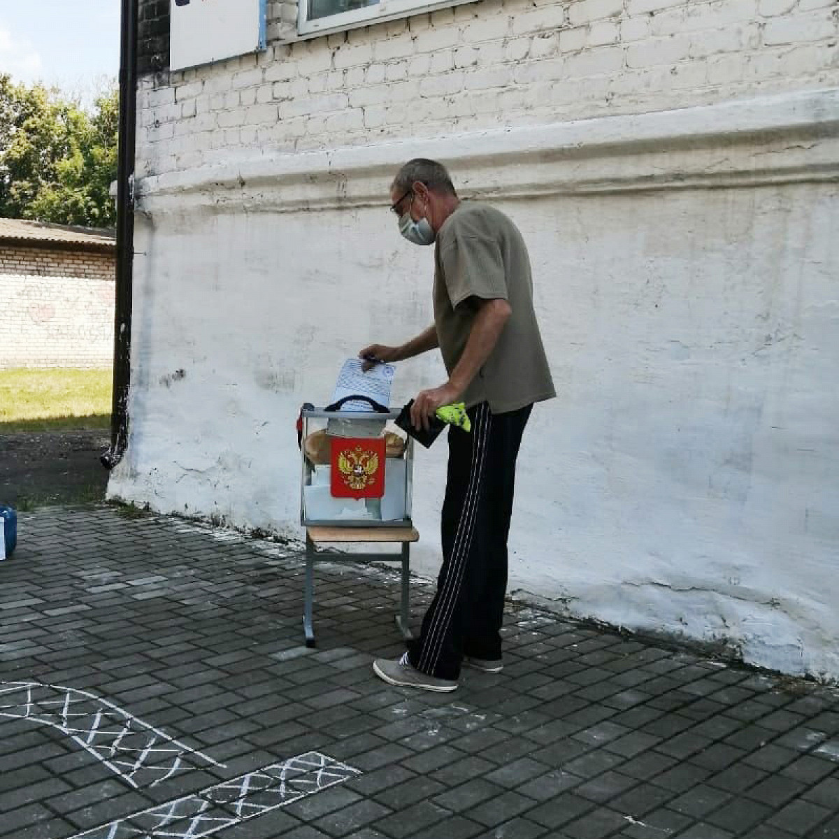 Сани, багажник, пень и вигвам. Как выглядят избирательные участки в разных городах России