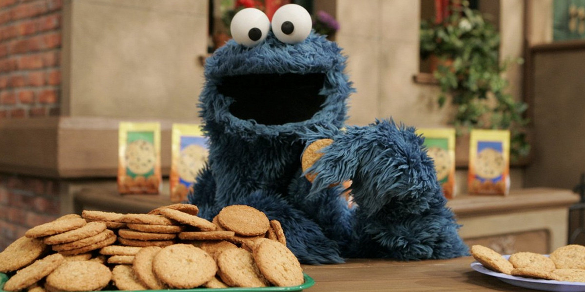 зелибоба улица сезам. улица сезам персонажи коржик. монстр который любит печеньки. коржик маппет шоу. печенье монстр.