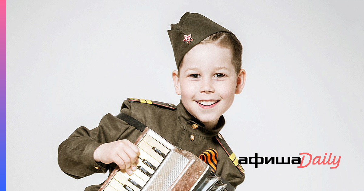 Мальчик поет военную