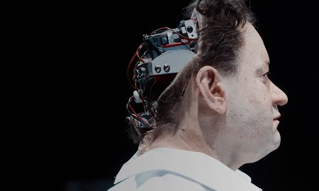 спектаклей, ставящих человеческую идентичность под вопрос