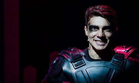 спектаклей про людей, которые убивали людей