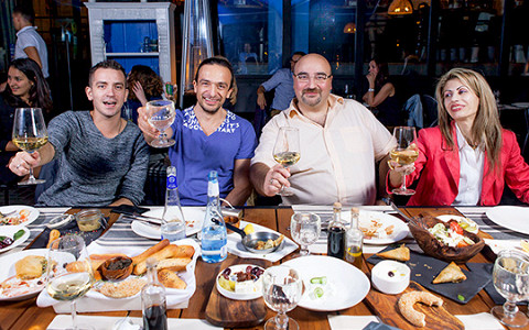 Пенерли, сувлаки и загадочная «вамма»: греки тестируют греческую кухню в Москве