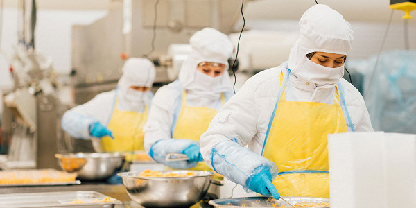 Еда на «Пятёрочку»: как производится готовая еда для торговой сети? Репортаж «Афиши Daily»