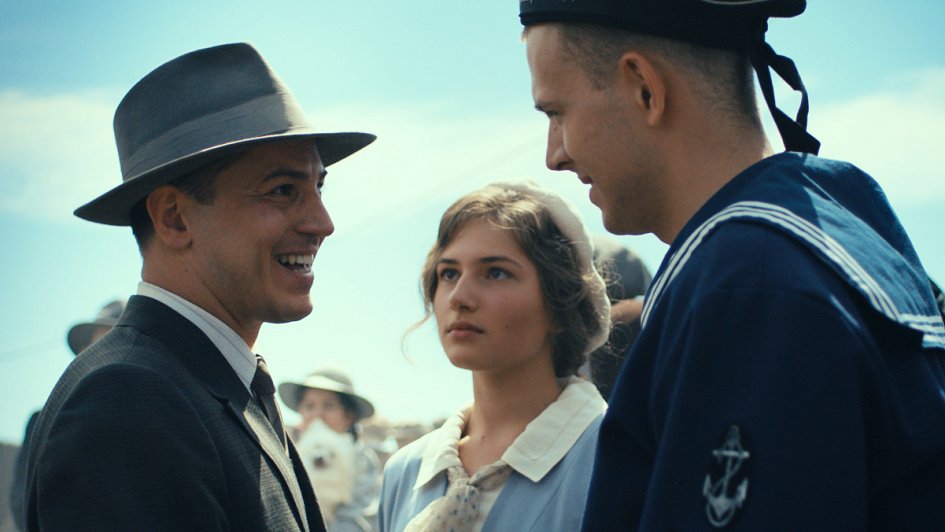 zhenshina-porno-smotret-film-analnoe-komandovanie-ebut