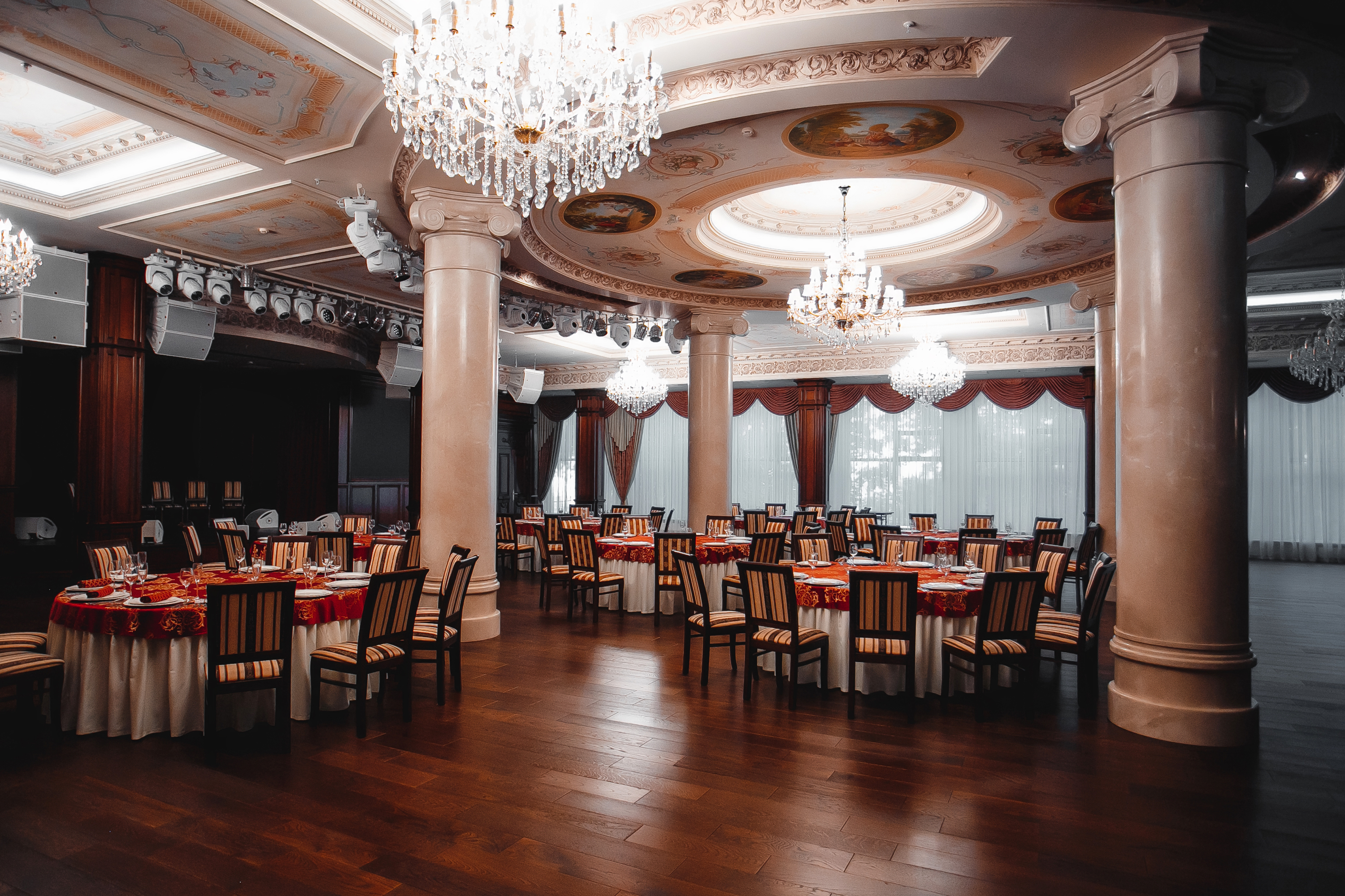 Ресторан в Краснодаре с колоннами
