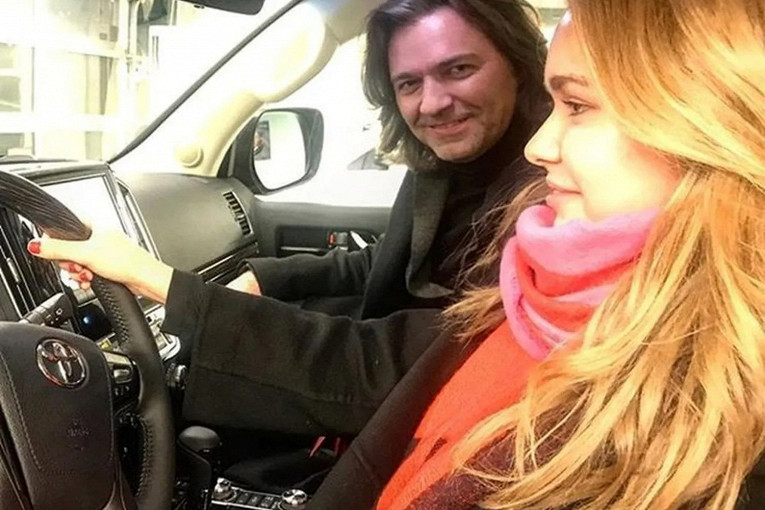 Накануне 18-летия дочери Дмитрий Маликов опубликовал пост, намекающий на подарок Стефании – на сопровождающей его фотографии отец и дочь запечатлены в салоне внедорожника Toyota Land Cruiser 200.