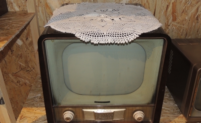 Салфетка на телевизоре — в чем секрет любимого дизайнерского элемента наших бабушек