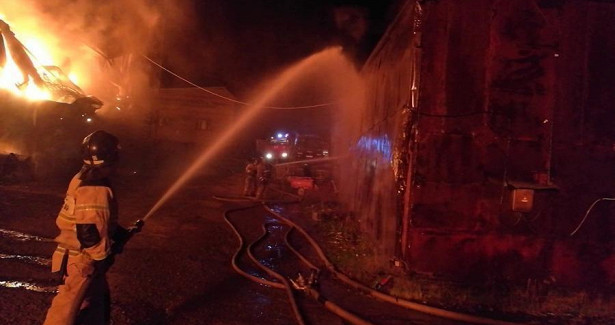Крупное пламя охватило пятиэтажный дом в Приморье