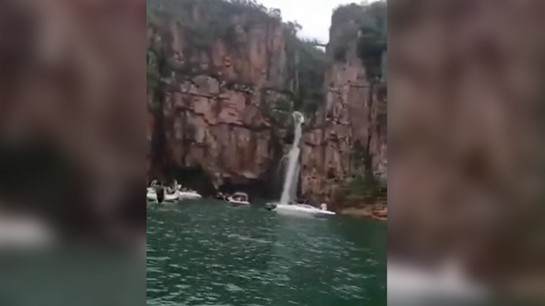 упал скалы. в бразилии на туристов обрушилась скала.