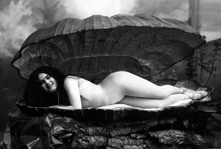 Среди многочисленных глобусов, карт и мебели Маите наткнулась на весьма любопытный винтажный альбом. 