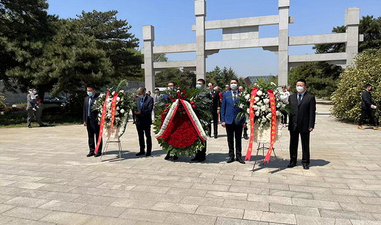 В Китае ко Дню Победы в Великой Отечественной войне возложили венки и цветы к мемориалам советским воинам