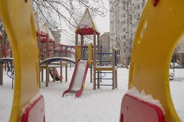  Роспотребнадзор запретил складывать снег в песочницы 