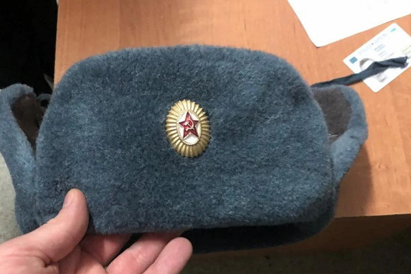 Против жителя Киева возбудили дело из-за шапки с серпом и молотом