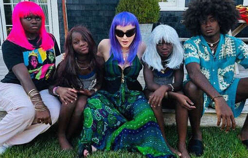 Мадонна устроила вечеринку в цветных париках на 10-летие дочерей-близняшек