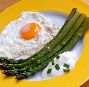 Рецепт Запеченные яйца со спаржей