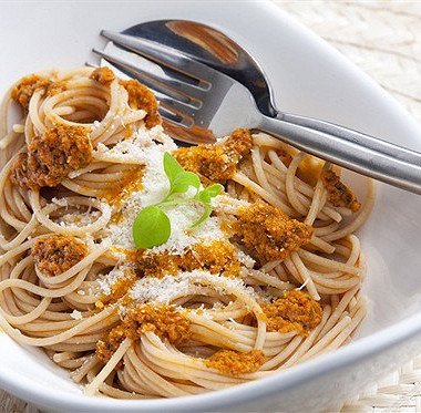 Рецепт Спагетти с песто, анчоусами и вялеными томатами