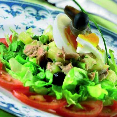 Рецепт Летний салат с тунцом, огурцами и рукколой