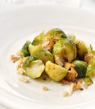 Рецепт Жареная брюссельская капуста с кедровыми орешками в бальзамическом винегрете