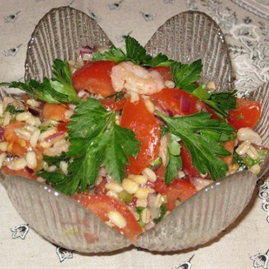 Рецепт Салат из перловки с креветками и помидорами