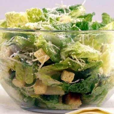 Рецепт Нежный салат «Цезарь» с сухариками и курицей