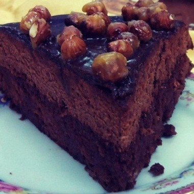Рецепт Бисквитный шоколадный торт с карамелизованным фундуком