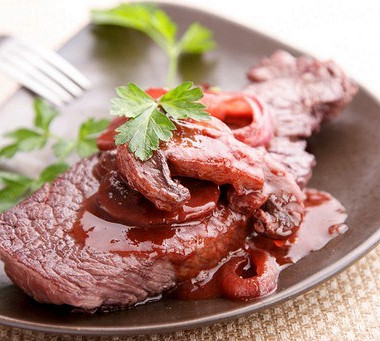 Рецепт Горячий грибной соус с красным вином и тимьяном к мясу