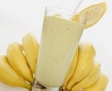 Рецепт Легкий банановый коктейль с йогуртом и овсяными хлопьями