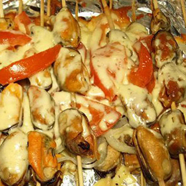 Рецепт Мидии, запеченные с помидорами, сыром и луком