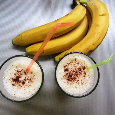 Рецепт Молочный коктейль с бананами и яблочным соком