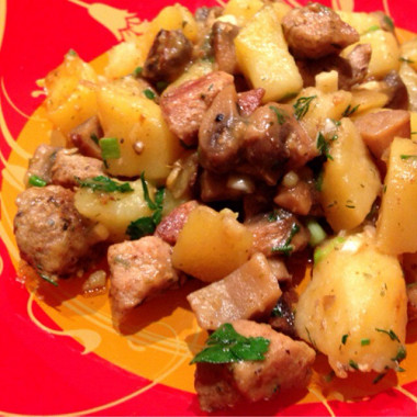 Рецепт Тушеная свинина с шампиньонами и картофелем
