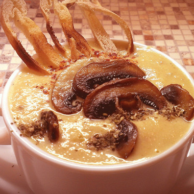 Рецепт Суп-пюре из кольраби с гренками и гарниром из жареных грибов