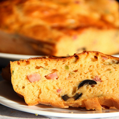 Рецепт Томатный кекс с ветчиной и маслинами