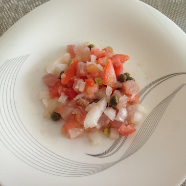 Рецепт Тартар из тунца с помидорами и каперсами