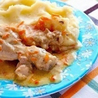 Рецепт Курица в молочно-сметанном соусе с грибами