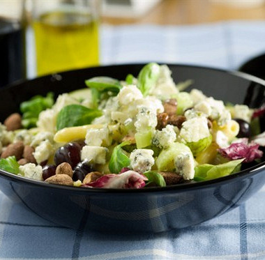 Рецепт Салат с рукколой, мятой, грушами, грецкими орехами и голубым сыром