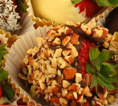 Рецепт Клубника в шоколаде и хрустящем арахисе
