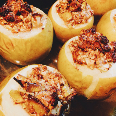 Рецепт Яблоки печеные с грецкими орехами и медом
