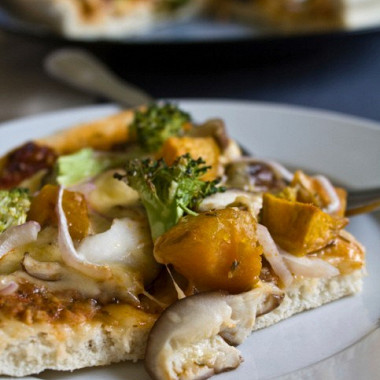 Рецепт Пицца с тыквой, карамелизованным луком, горгонзолой и хрустящими жареными листьями шалфея