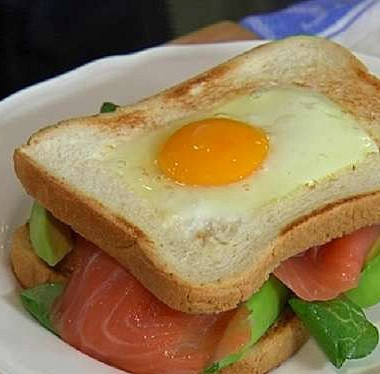 Рецепт Сэндвич с яйцом, семгой и авокадо