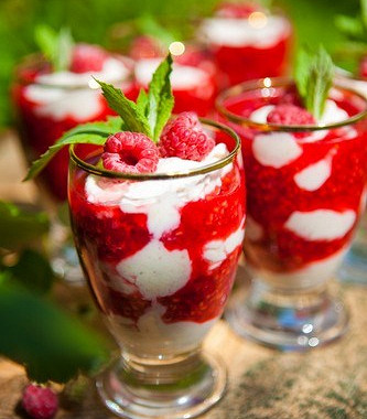 Рецепт Десерт из малины с меренгами и ягодным пюре