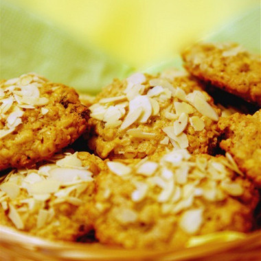 Рецепт Овсяное печенье с изюмом и яблоком